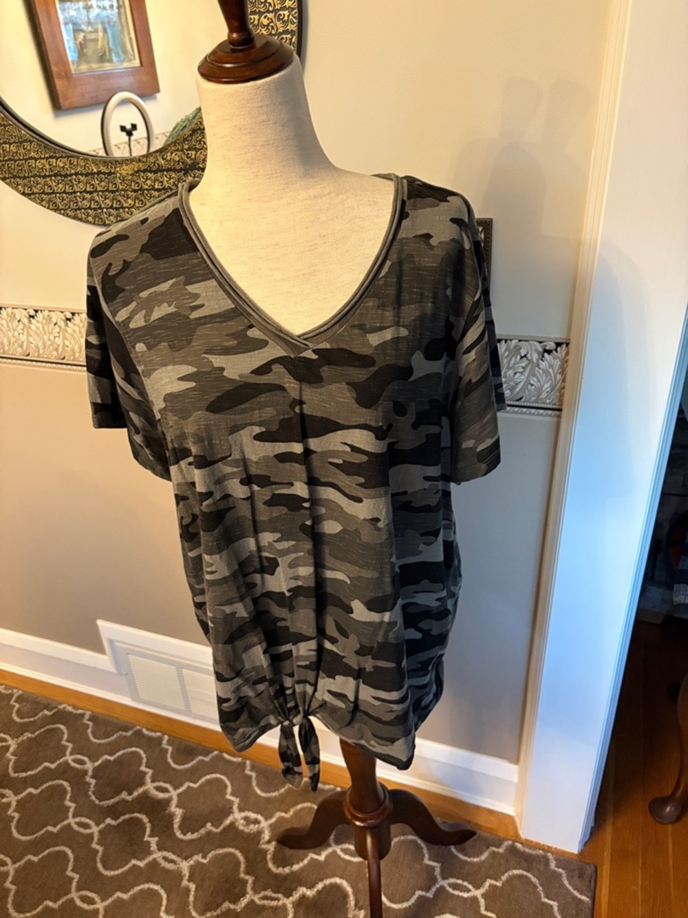 Camo Tie-Hem V-Neck Women's Top - black green 2X like  new wore once